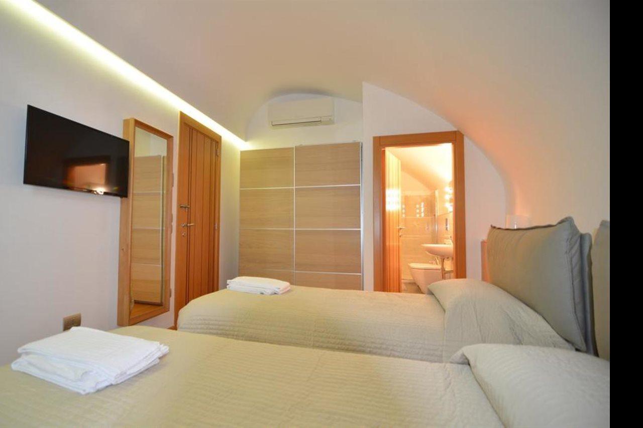 La Strada Parlata Hotel Napoli Bagian luar foto