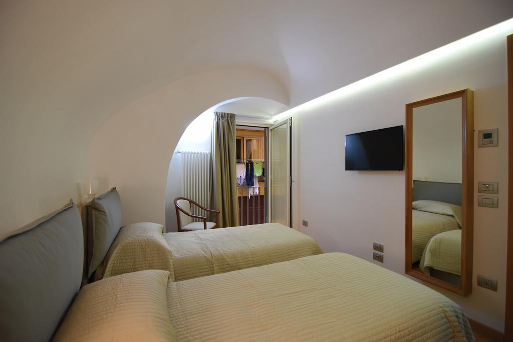 La Strada Parlata Hotel Napoli Bagian luar foto