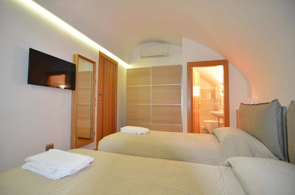 La Strada Parlata Hotel Napoli Bagian luar foto